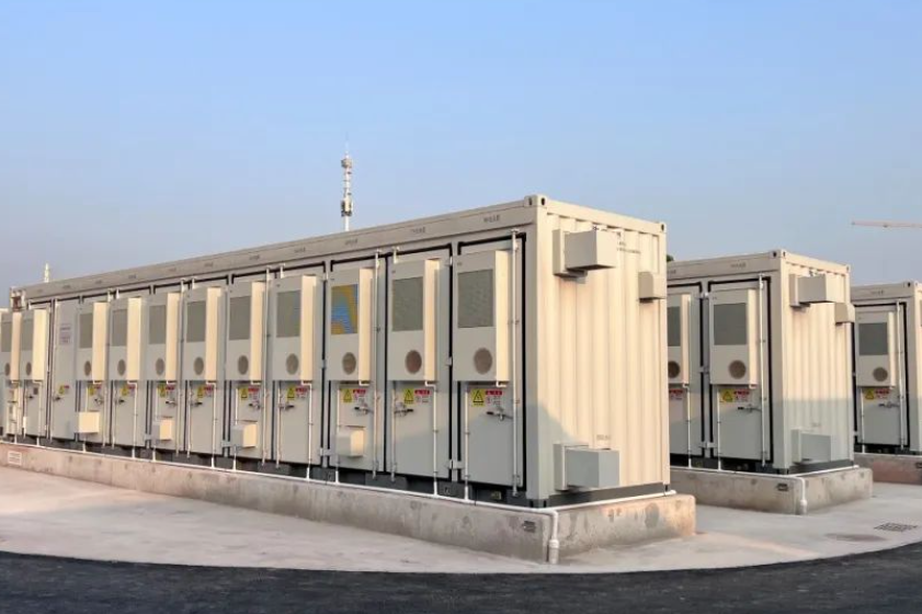 廣東：儲能電站嚴(yán)禁設(shè)置在高層建筑、商業(yè)綜合體、人員密集和具有粉塵、腐蝕性氣體場所內(nèi)，不應(yīng)貼鄰或設(shè)置在易燃易爆危險品的相關(guān)場所